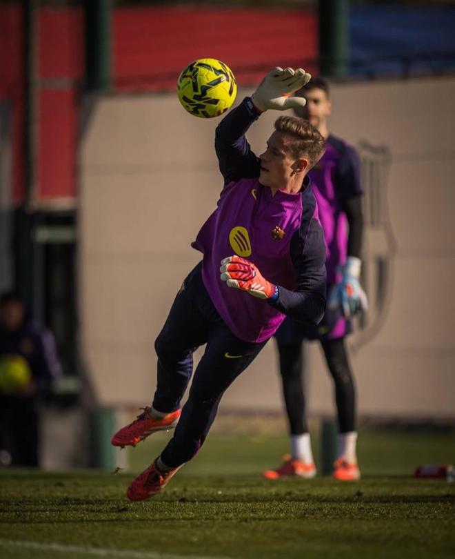 开云-关于比利亚雷亚尔训练开放日，关键时刻官宣签约引欢呼，社区盾在即，年轻球员得到机会的信息